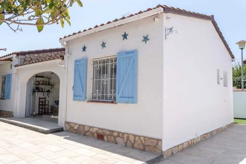 Casa condizioni perfette, zona molto tranquilla a 750m spiaggia, vicino a supermercati. - Image 1