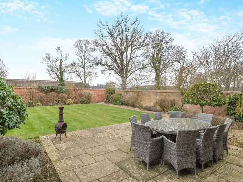 5 bedroom accommodation in Sculthorpe, Fakenham - Image 1