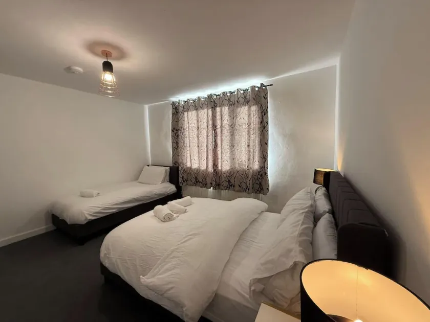 Stunning 4-Bed House in Bridgend - Image 1