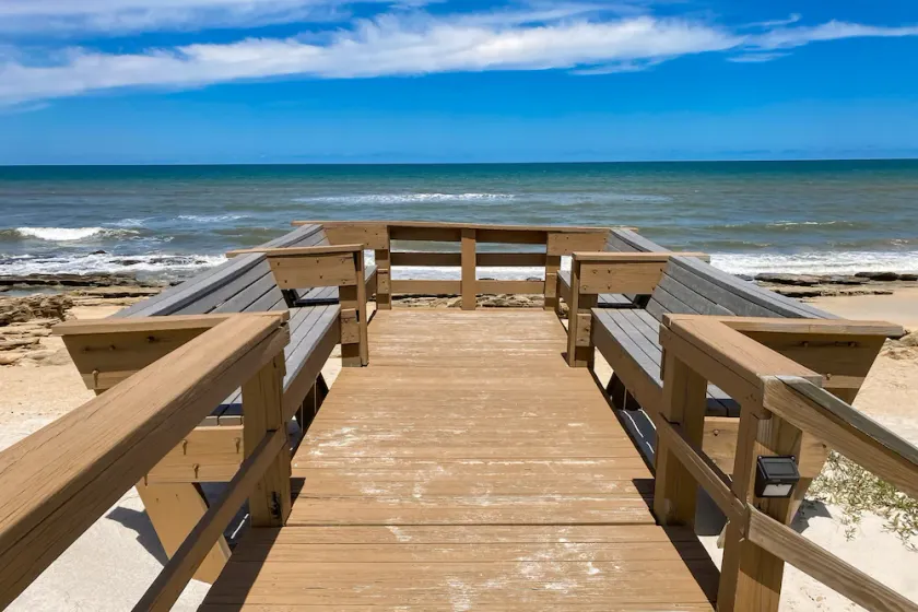 Seaside Serenity: Beachfront Haven in Palm Coast with resort amenities - Image 1