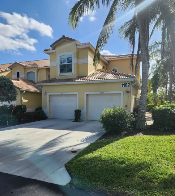 Southern Charm of Naples Florida -Close to everything Beaches, Dining , Shopping - Image 1
