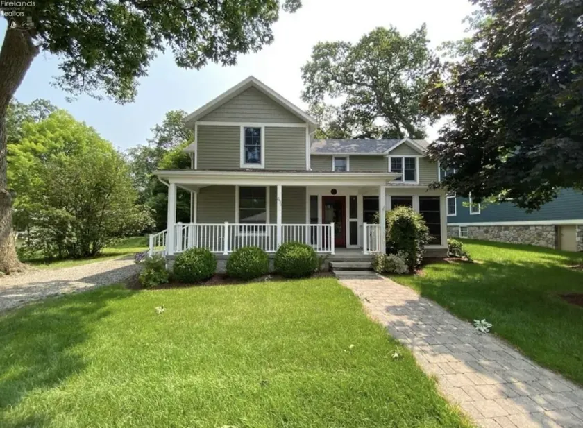 Historic updated cottage walking distance from the pool! - Image 1