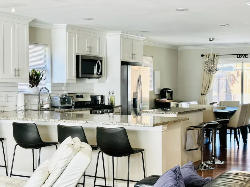 Ideal Stylish Vacation Rental for Fans- WALK to AT&T Stadium.  Park 4 cars - Image 1