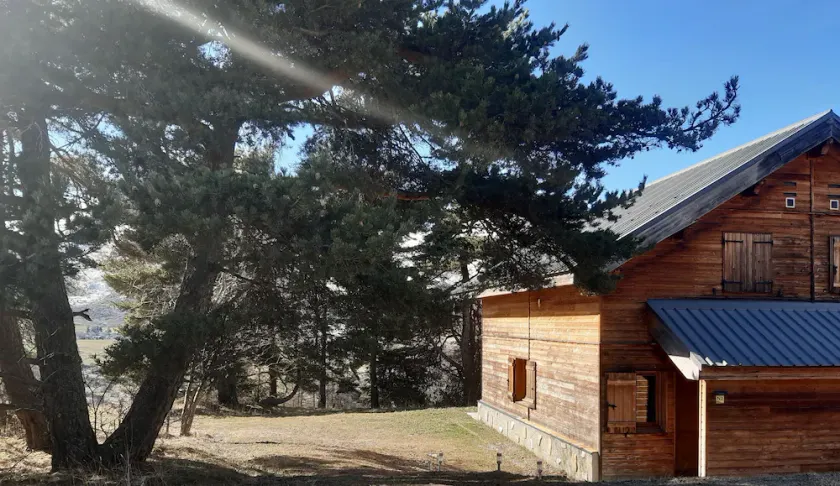 Quiet half chalet on one level, not overlooked. - Image 1