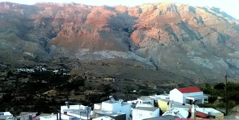 Traditional art house with garden and panoramic view - Image 1