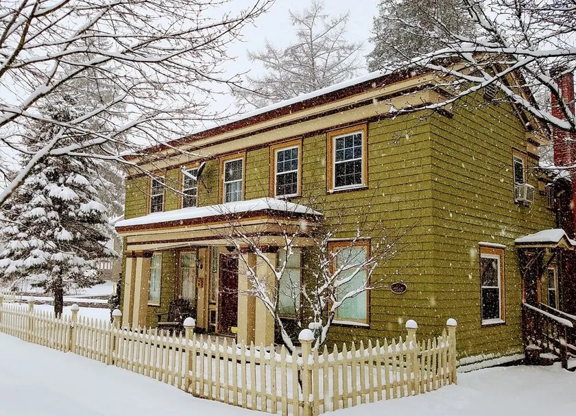 Quaint & Cozy Guest House on Main St., park & walk downtown, Wi-Fi available. - Image 1