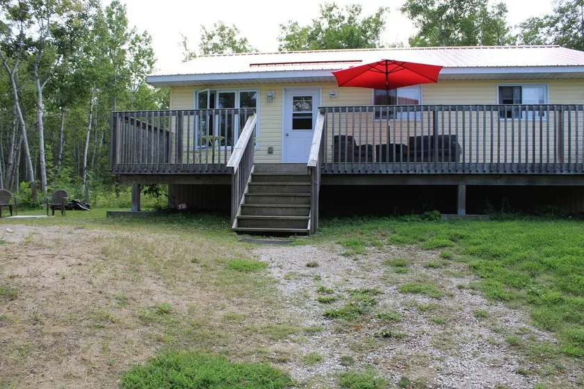 Beautiful 3 bedroom cottage in a treed setting 1/2 mile to water access. - Image 1
