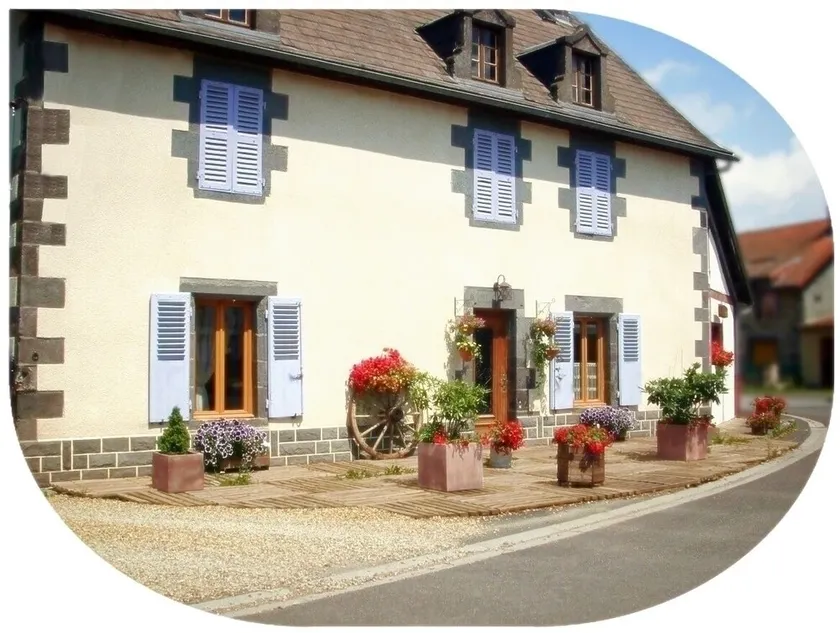 lodging of the three shepherdesses in saint jacques d'ambur - Image 1