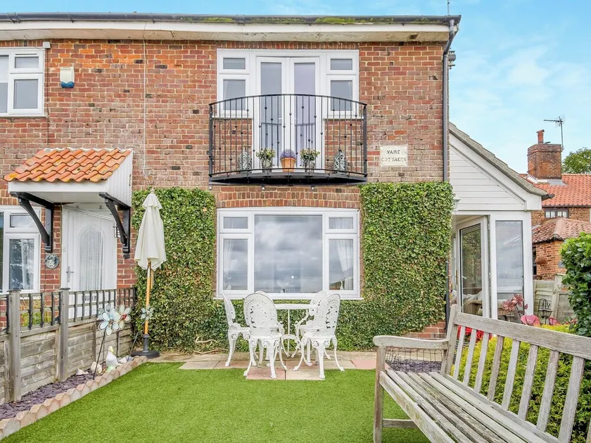 3 bedroom accommodation in Reedham - Image 1