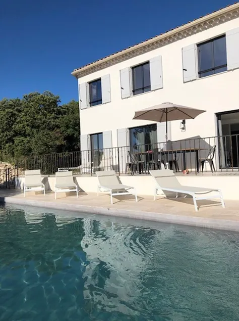 Familial house with panoramic view - Image 1