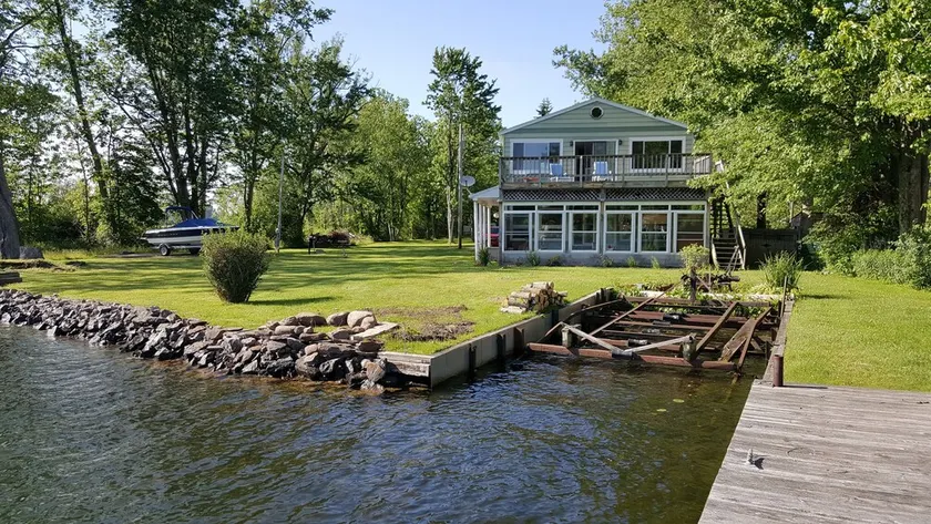 Sitter i utkanten av floden Oneida, simmar ett fiske i floden och Oneida-sjön - Image 1