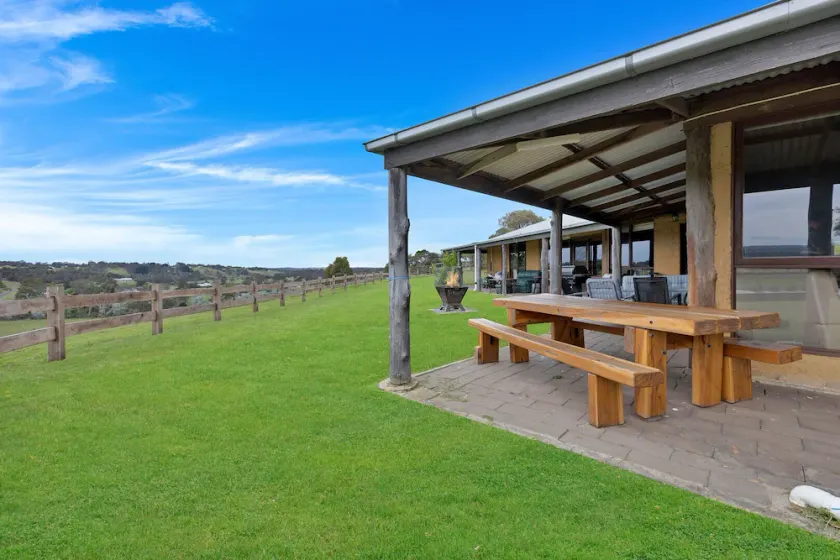 Enjoy a country getaway on the banks of the Tambo River - Image 1