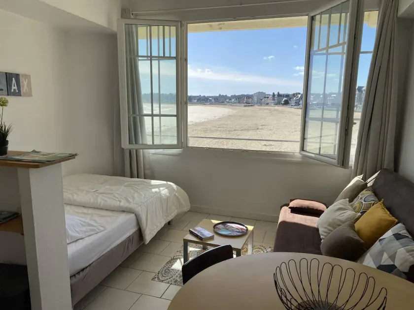 Lovely studio with magnificent sea view located on the main beach and close to the center - Image 1