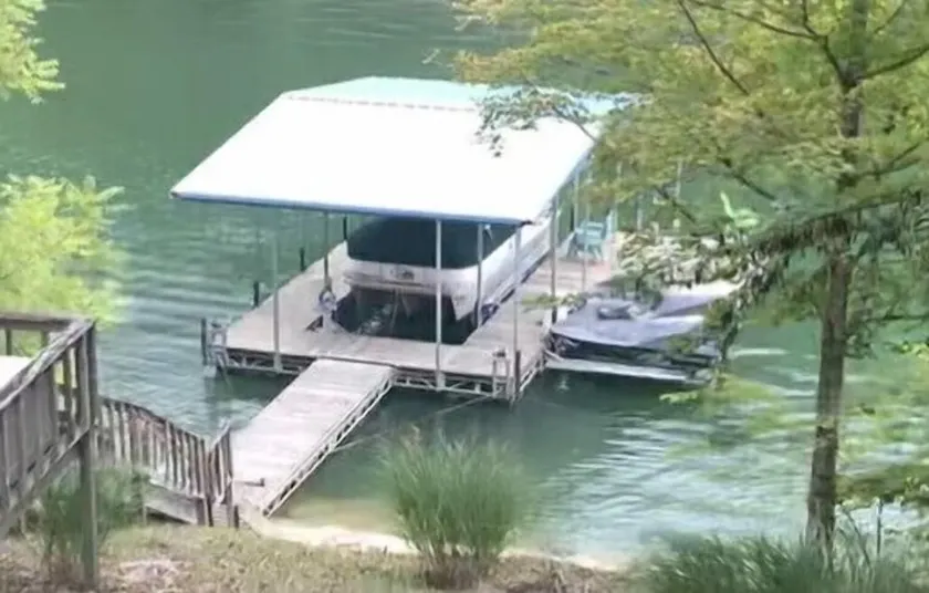 Lake Front House in Caryville with Private Dock, 5 minutes from I75 /Twin Cove!  - Image 1