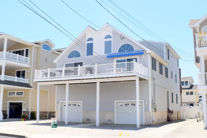 walking distance to restaurants, shopping, and the beach - Image 1