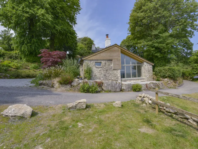 BECKAFORD VIEW, pet friendly, character holiday cottage in Ilsington - Image 1