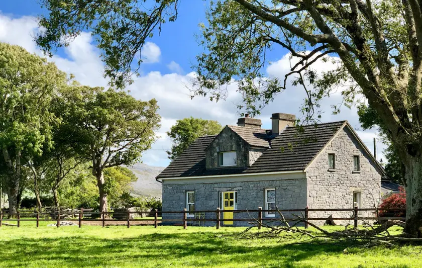 Smukt 12/14 Bed Cottage med udsigt over Galway Bay og Burren National Park - Image 1