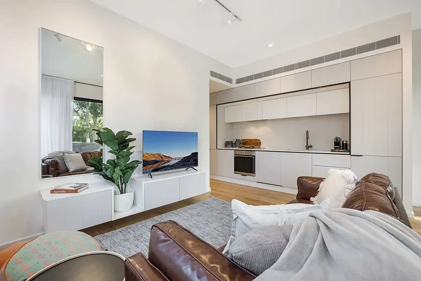 Bright Terrace Unit Next to Chapel St Dining - Image 1