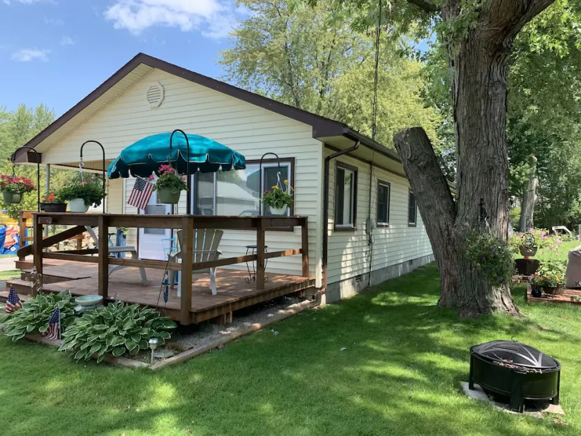 Cozy 2 Bedroom Cottage on Harsens Island With Dock And Water Access - Image 1