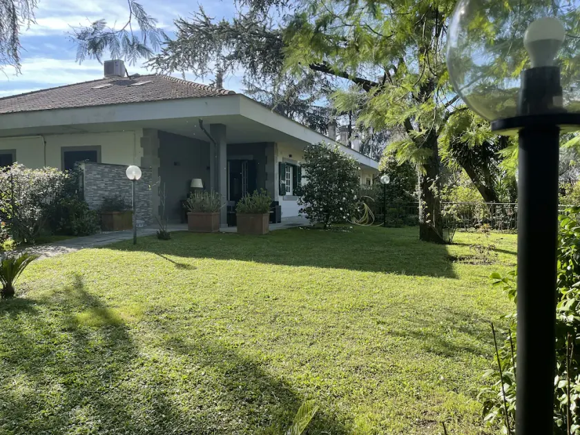 Delightful stylish house with private garden close to downtown - Image 1