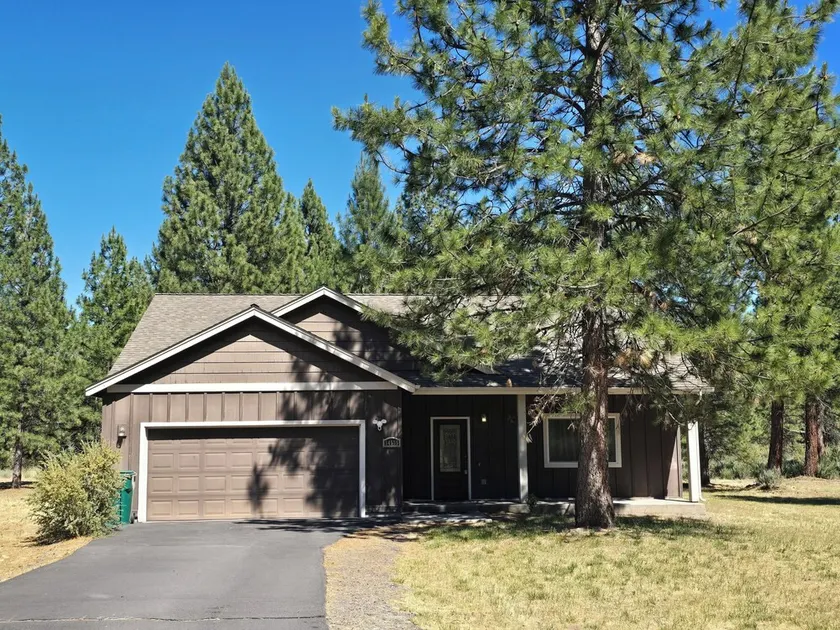 Spacious Western Home on 2 acres in the Pines close to Crater Lake - Image 1