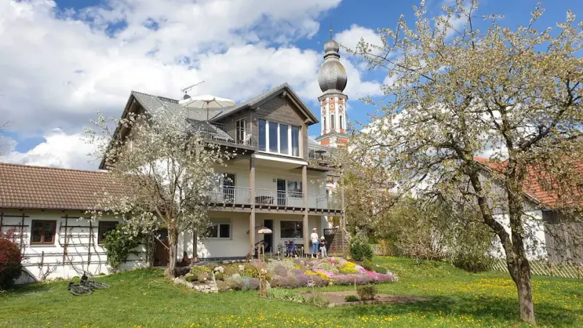 Vacation apartment with large balcony, 2km west of the Ammersee, in a quiet location. - Image 1