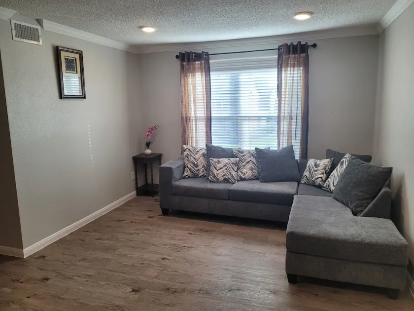 Lovely and Spacious one bedroom rental - Image 1