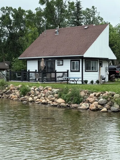 Cozy cabin steps from the lake! - Image 1