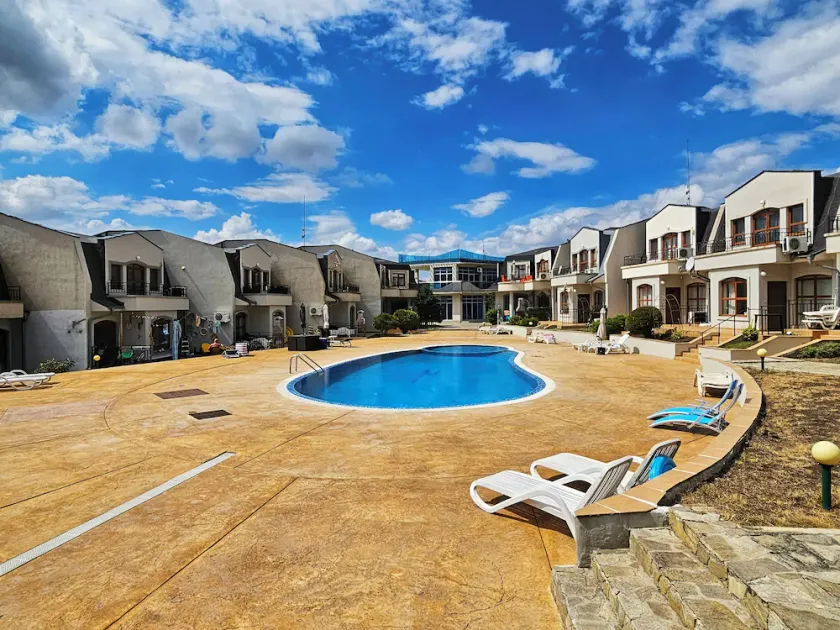 Family apartment with pool - Image 1