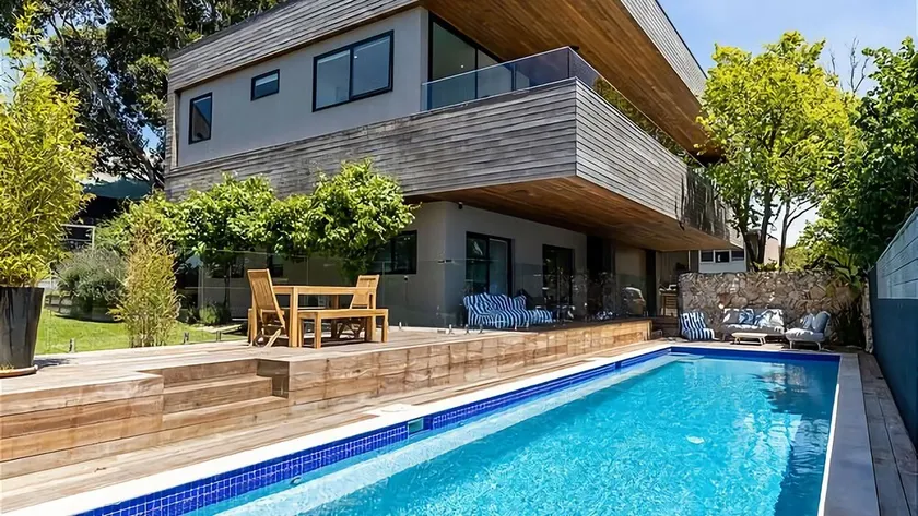 Majestic McCrae Luxury Pool Views to the Bay - Image 1