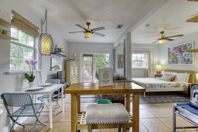 Spanish Bungalow Guest House - Image 1