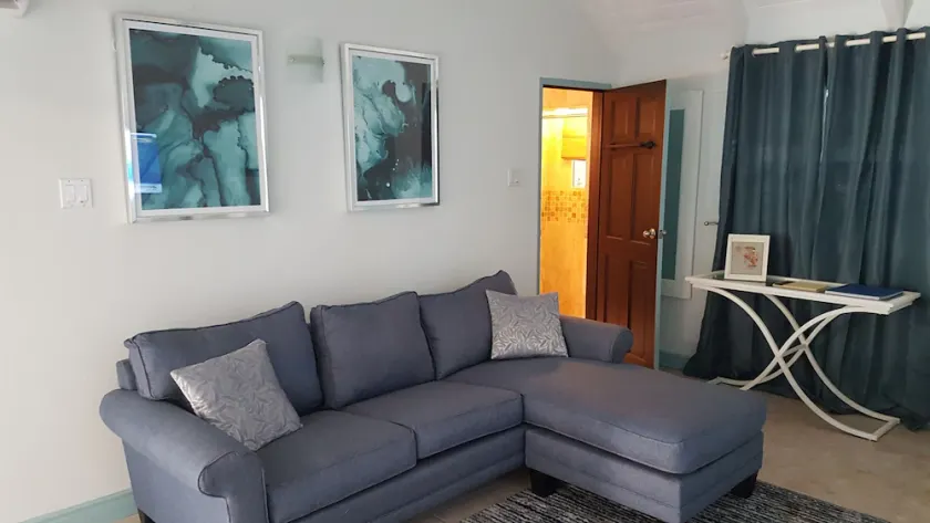 Gorgeous 2 bdr Fully AC Villa near Beaches in heart of Holetown Barbados - Image 1