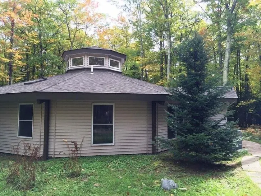 Einzigartiges 8-seitiges Haus, eingebettet in den Wald (tierfreundlich!) - Image 1