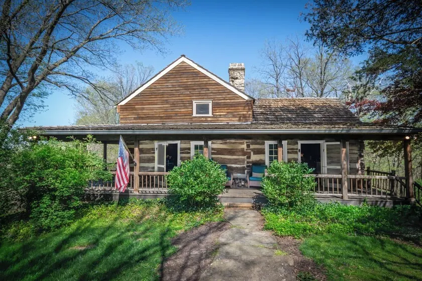 Historic 1830s Lodge/Cabin Overlooking Missouri River - Image 1