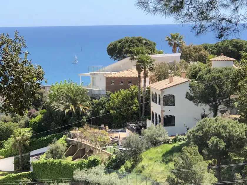 Cosy villa 10 minutes' walk from the beach, with swimming pool and jacuzzi. - Image 1