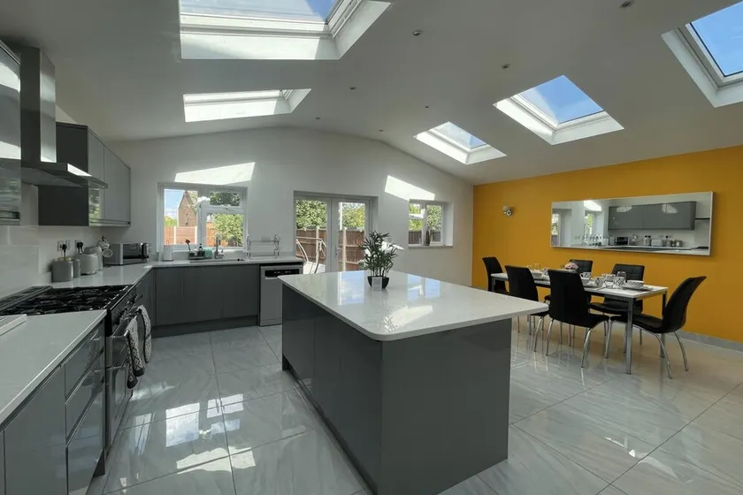 Luxurious Detached Holiday House Free Parking near Airport Town Centre Railway Station - Image 1