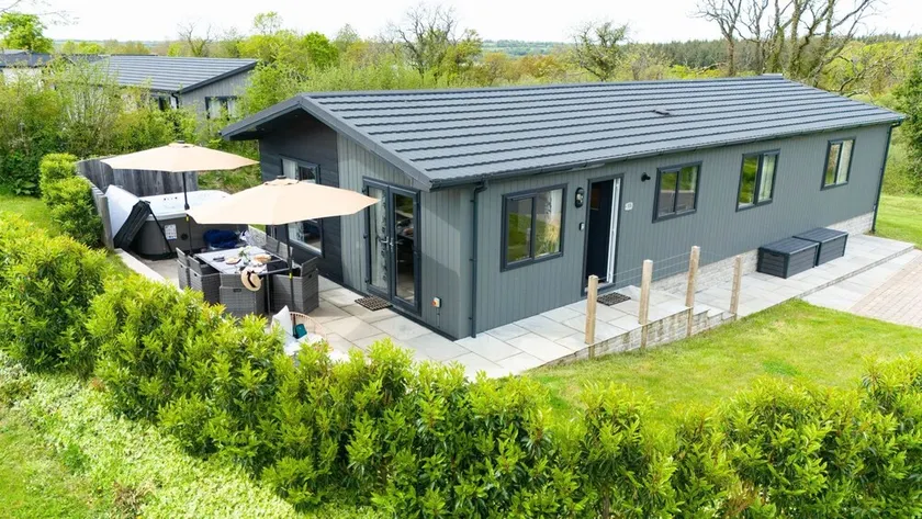 A fantastic lodge sleeping 8 with hot tub, just a short walk from Roadford Lake - Image 1