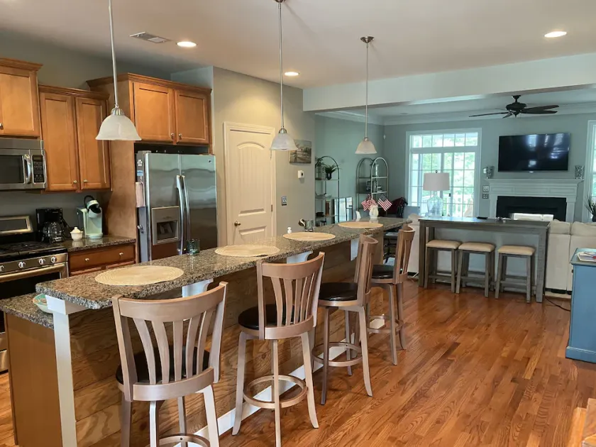 Spacious 4 bdr townhome in quiet community - 2 pools, tennis, mins to the beach - Image 1
