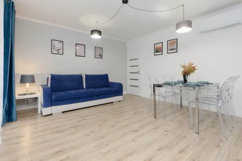 Sunny Apartment | 2 Bedrooms, Balcony and Air Conditioning - Image 1