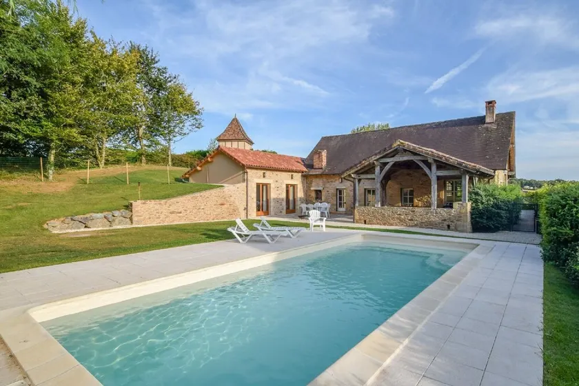 A cosy house with garden and swimming pool - Image 1
