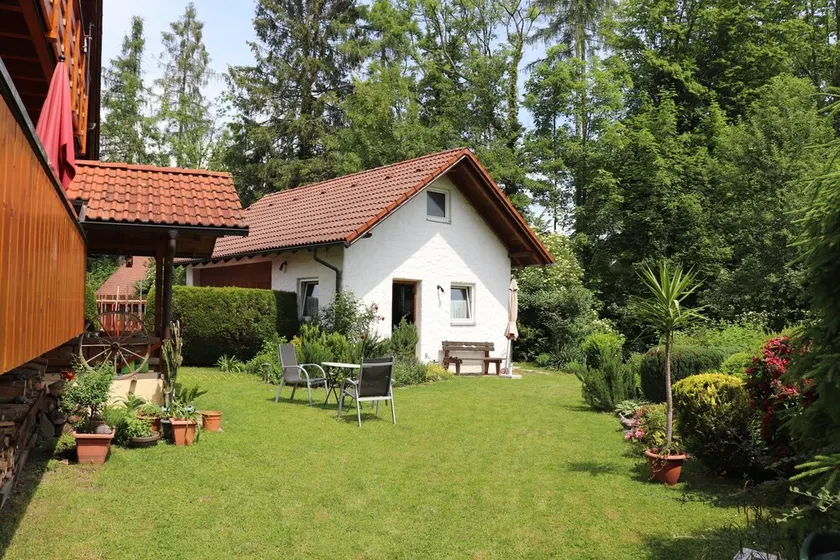 Apartment 'Red' with Shared Garden, Balcony and Wi-Fi - Image 1