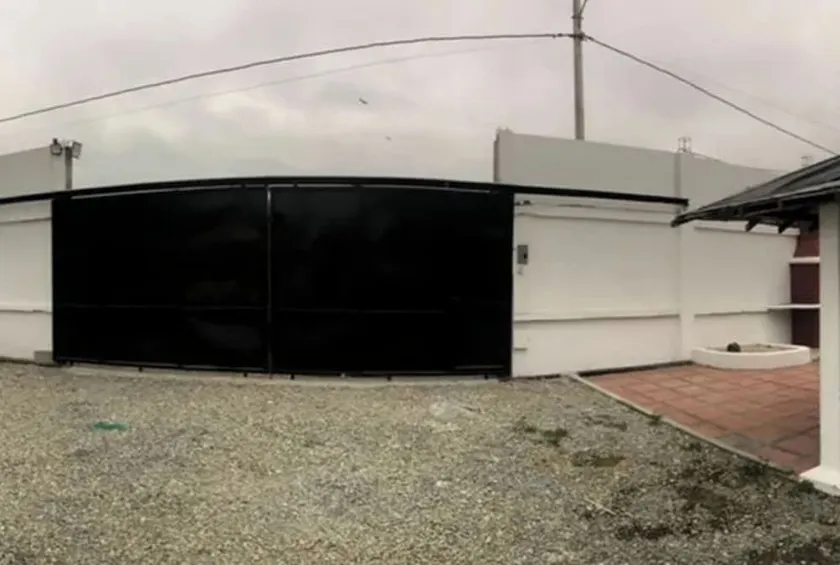 Beautiful Villa at General Villamil 5.5k - Image 1