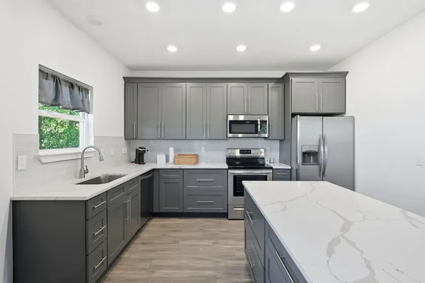 Modern Pine-scented Retreat 30 Mins To Beach! 3 Bedroom Home - Image 1