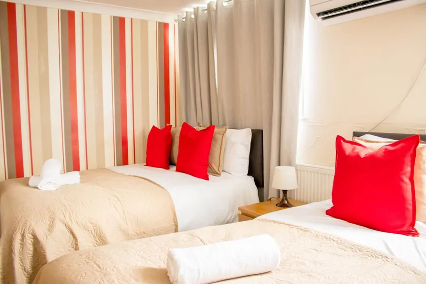 Spacious 5-Bedroom Home - Sleeps 11 & Free Parking - Image 1