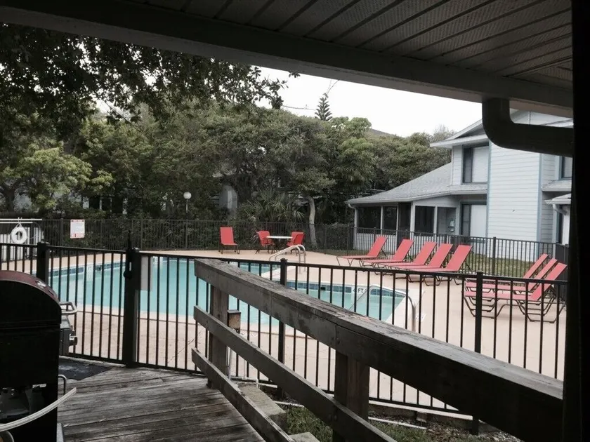 Détendez-vous près de la piscine communautaire et marchez jusqu'à la plage - Image 1