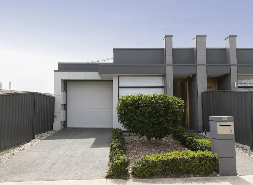 Cozy Getaway, King Bed with TV, NBN, Nespresso Coffee Machine - Image 1