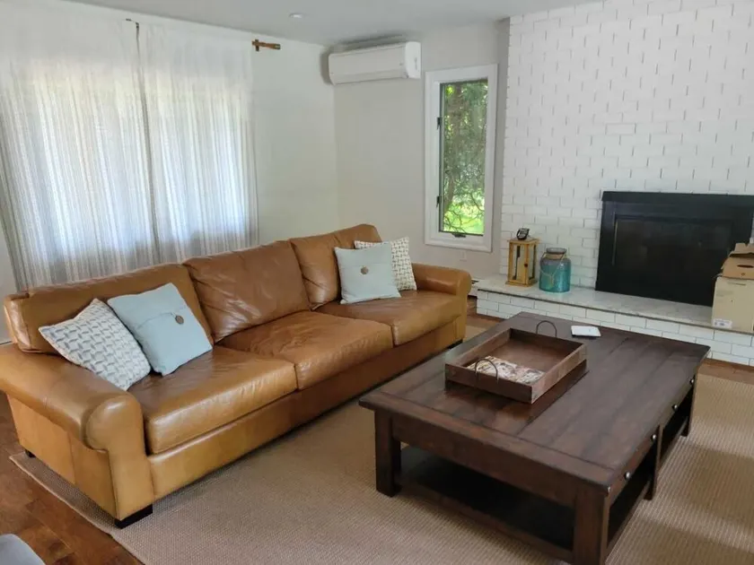 Beautiful and spacious 5 bedrooms house with outdoor pool and garden - Image 1
