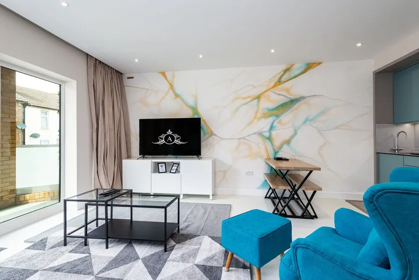 Medway contractor base for summer projects - Apartment 3 - Image 1
