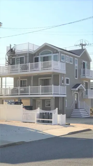 Single Family. Brant Beach,Ocean Block. Beach Badges. Roof Top Deck. Private. - Image 1