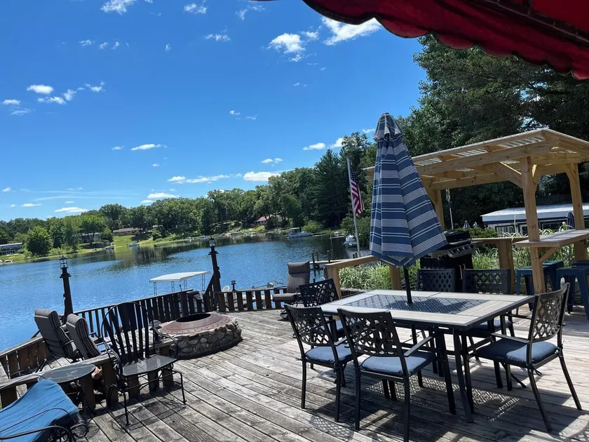 Fall into lake life-fire pit, WiFi and fun family getaway - Image 1